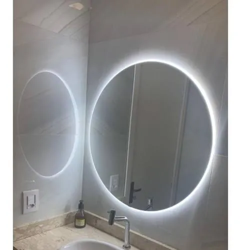 Dois espelhos redondos com iluminação de LED sobre bancada de banheiro