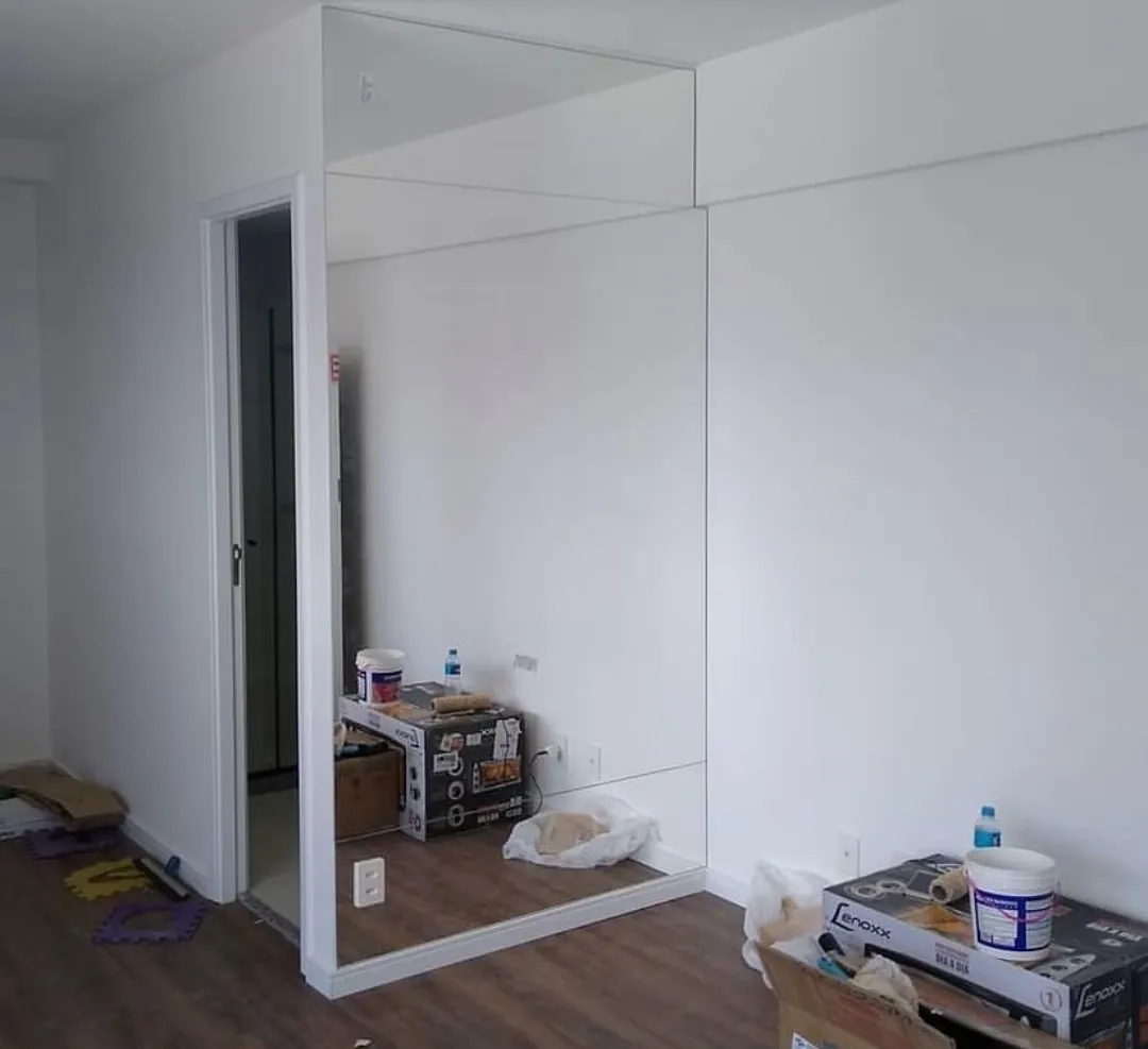 Espelho de parede recém-instalado em cômodo de apartamento ainda em reforma