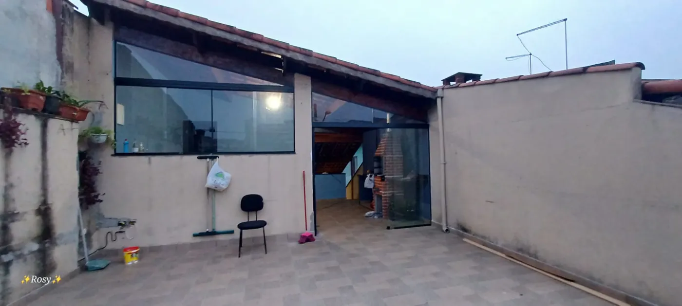 Quintal residencial com painéis de vidro na parede ao fundo